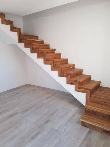 מדרגות מעץ